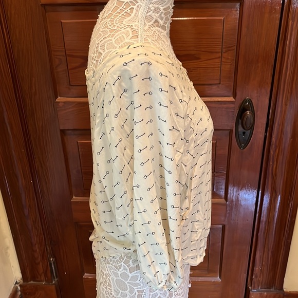 Old Navy key print flowy top (size L) - Picture 4 of 9